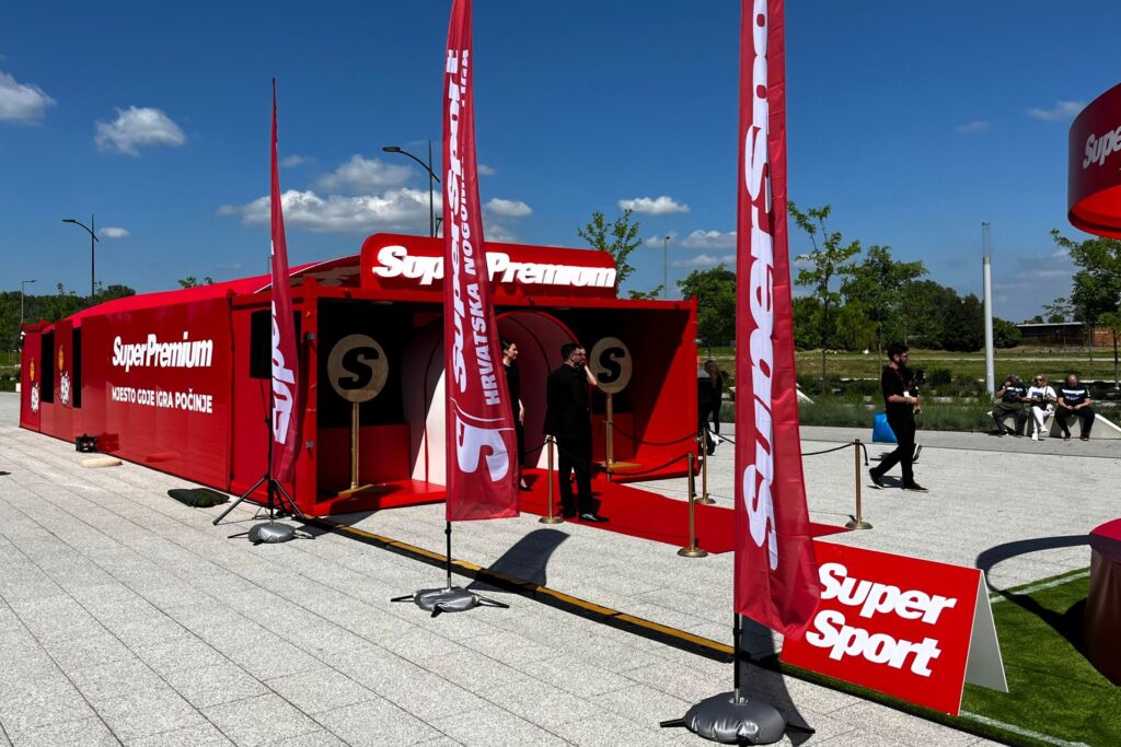 štandovi, zastave, paneli u reklamnom prostoru na eventu