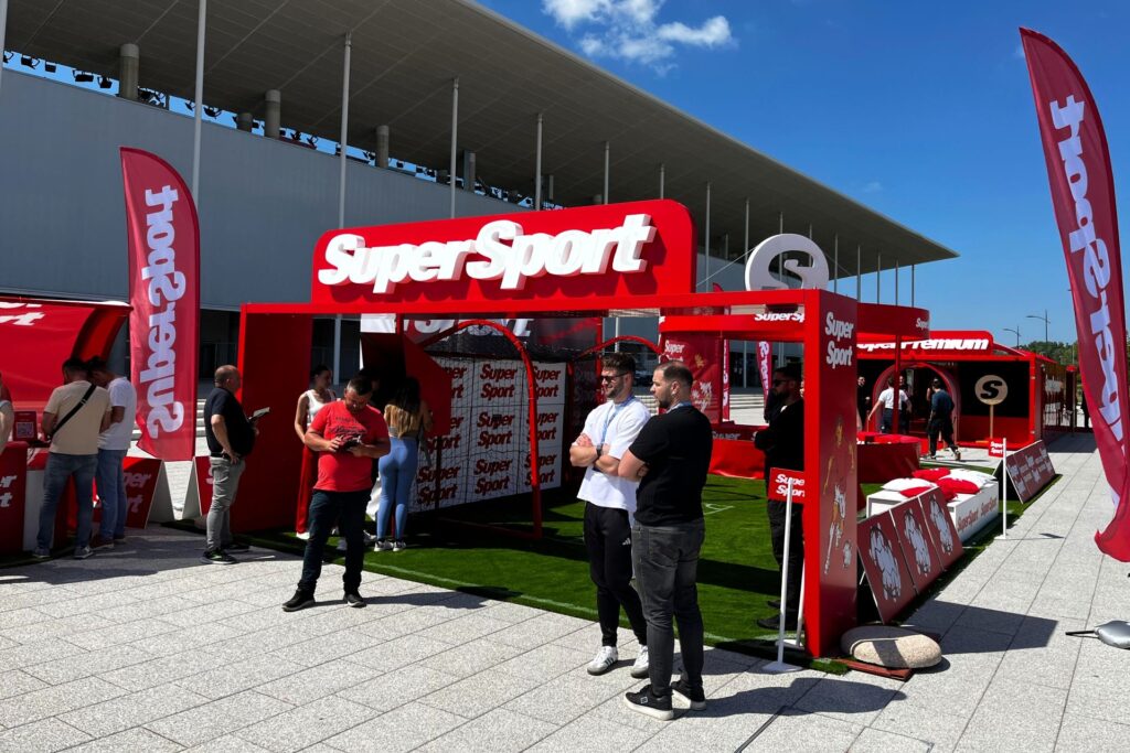 štandovi, zastave, paneli u reklamnom prostoru na eventu