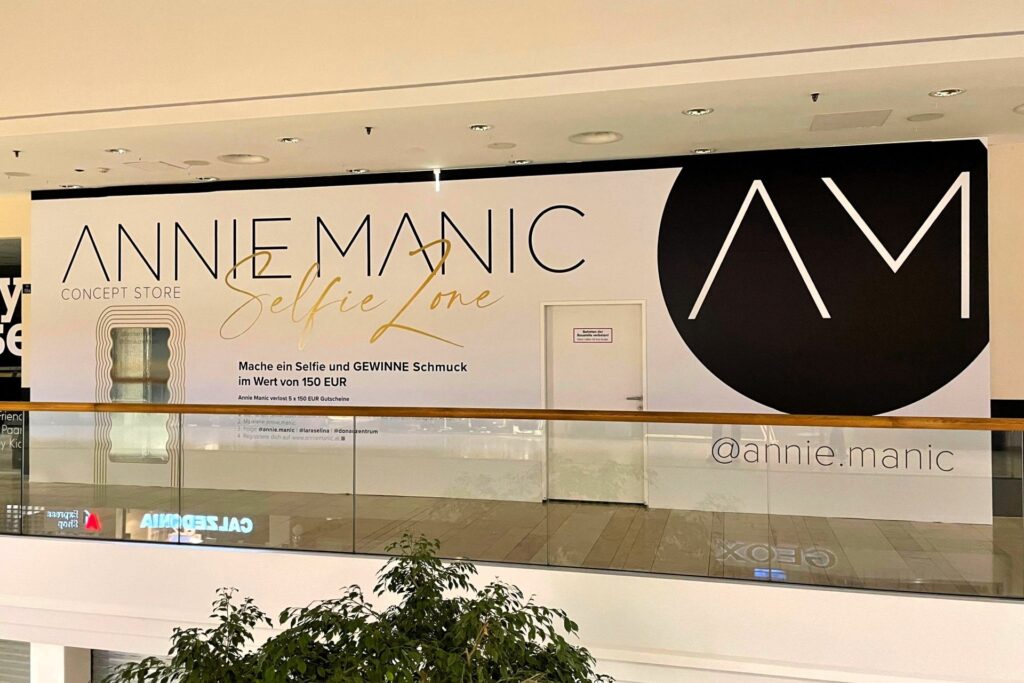 reklamni posteri na izlogu dućana u trgovačkom centru