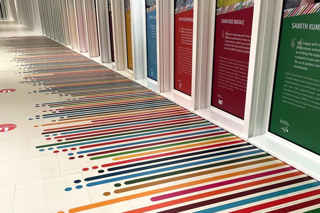 raznobojna podna grafika u trgovačkom centru