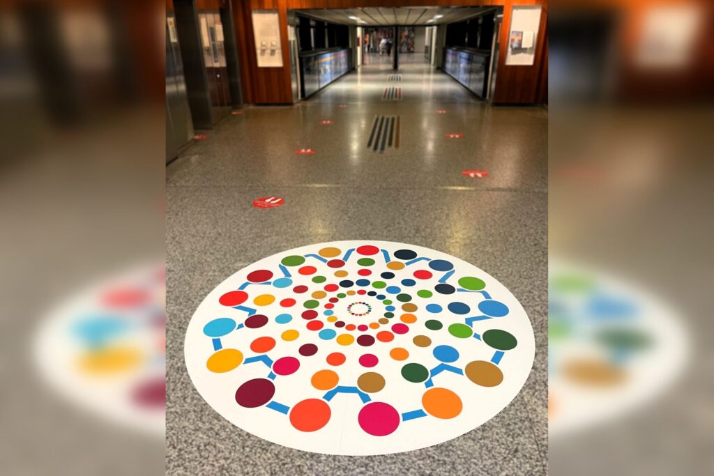 raznobojna podna grafika