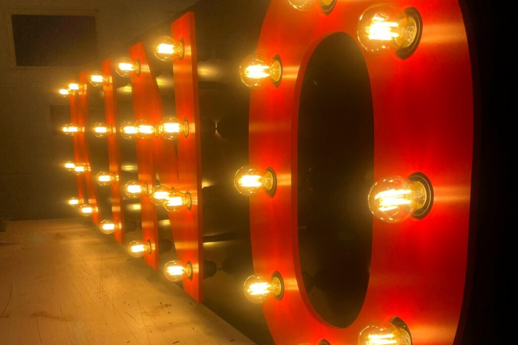 svjetleća reklama i 3d slova sa žaruljama