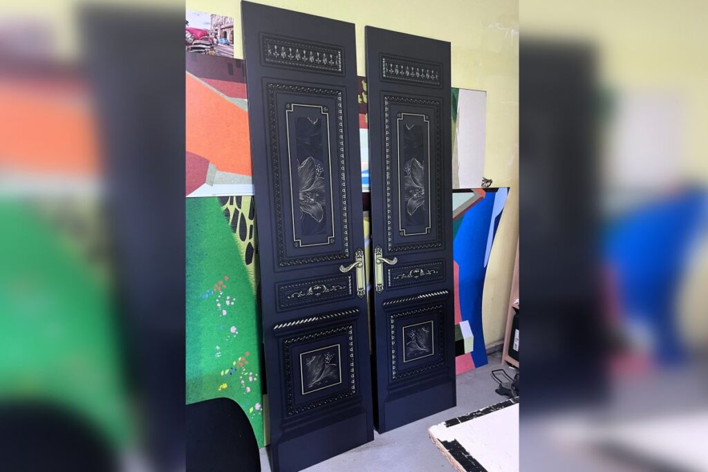 izrezani panel u obliku dekorativnih vrata