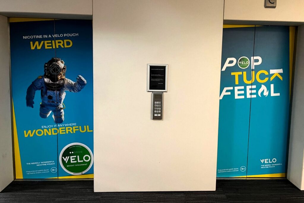 reklamna naljepnica na vratima dizala